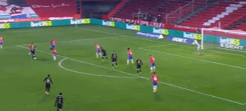 2024 赛季：费城人队核心哈珀在对阵大都会时击出两支 430 英尺以上的本垒打