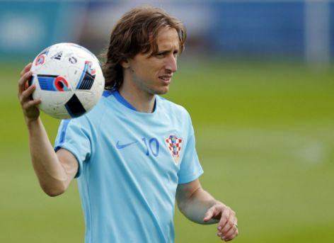 快船主场险胜勇士仅差一分，库里关键两记三分难救主却6犯离场